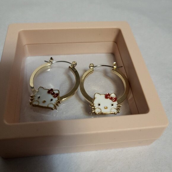 NWT HELLO KITTY FASHION GOLD TONE EARRINGS - Picture 2 of 5